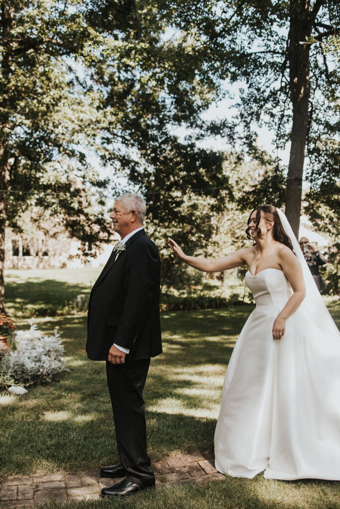 bride has first look with dad in backyard