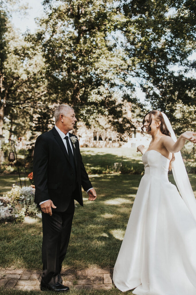 bride has first look with dad in backyard