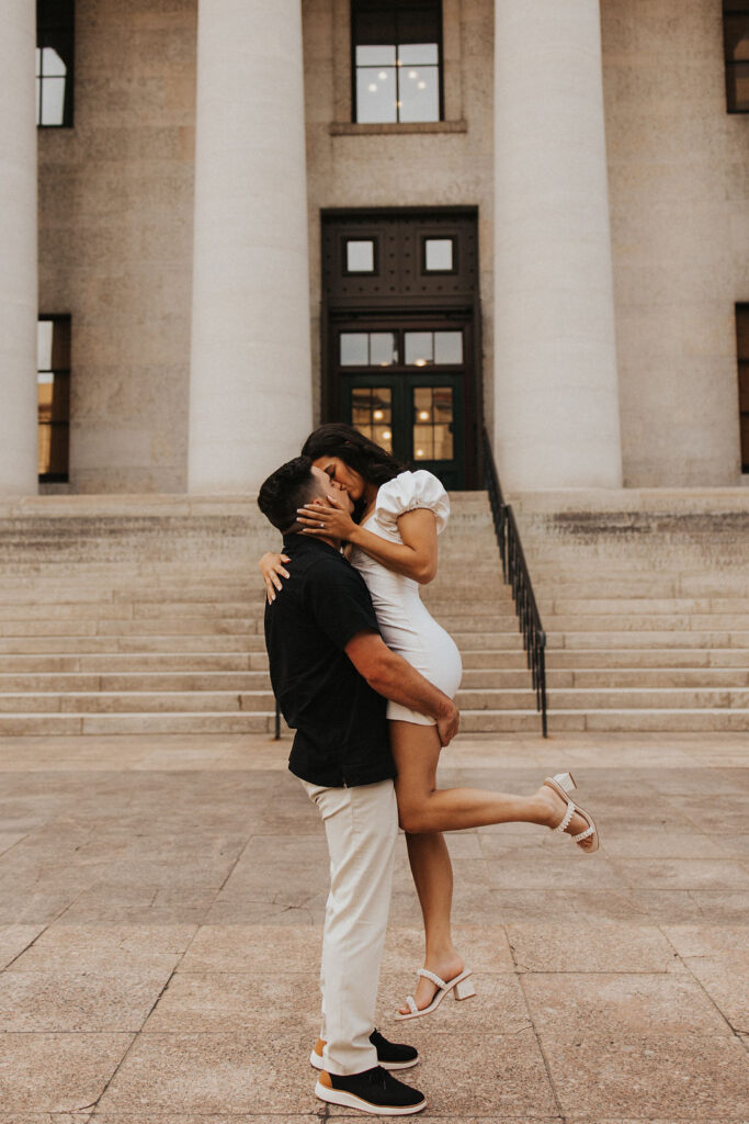 couple kiss in front of Ohio Statehouse
