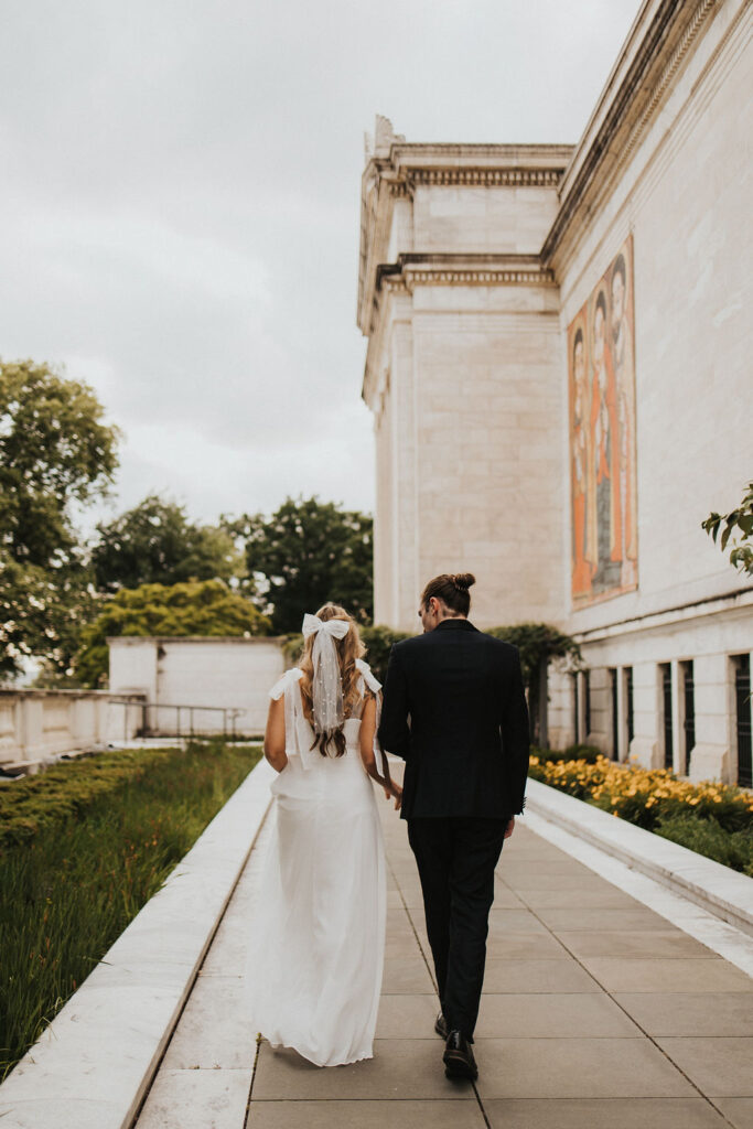 couple walking along path at the Cleveland Museum of Art