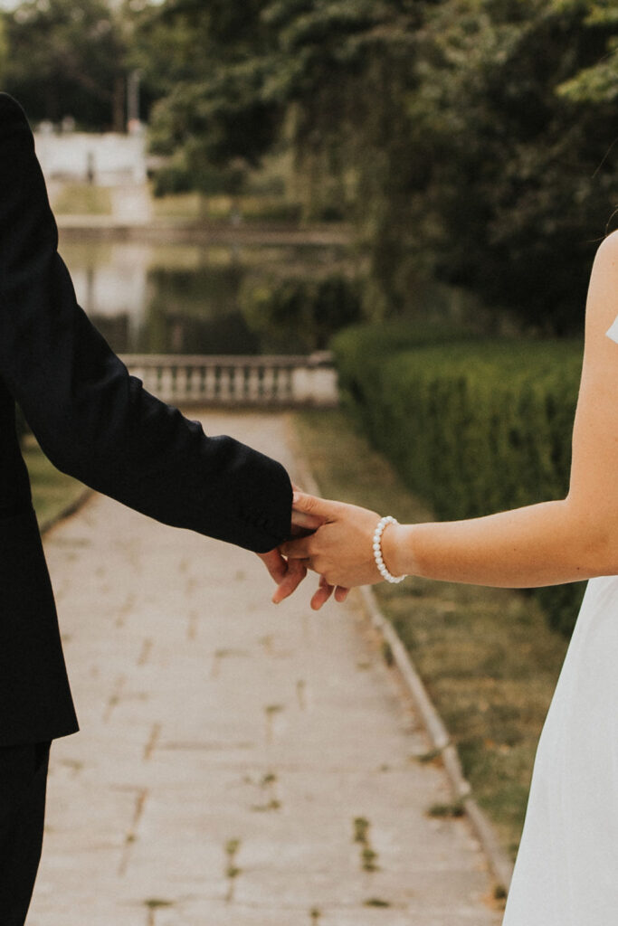 Cleveland Museum of Art photos of couple holding hands