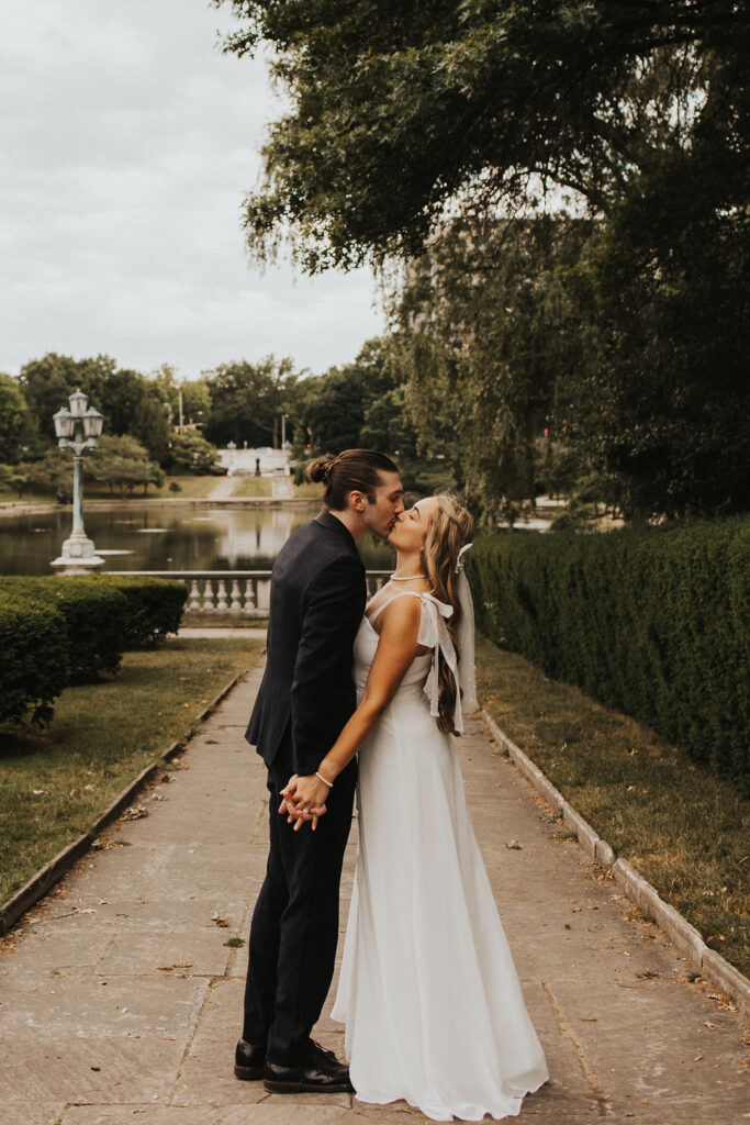 Cleveland Museum of Art photos of couple kiss in front of lake