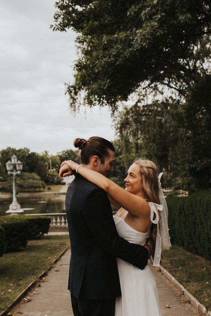 Cleveland Museum of Art photos of couple embracing in front of lake