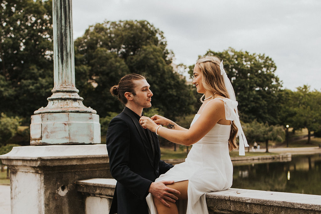 Cleveland Museum of Art photos of couple posing on ledge