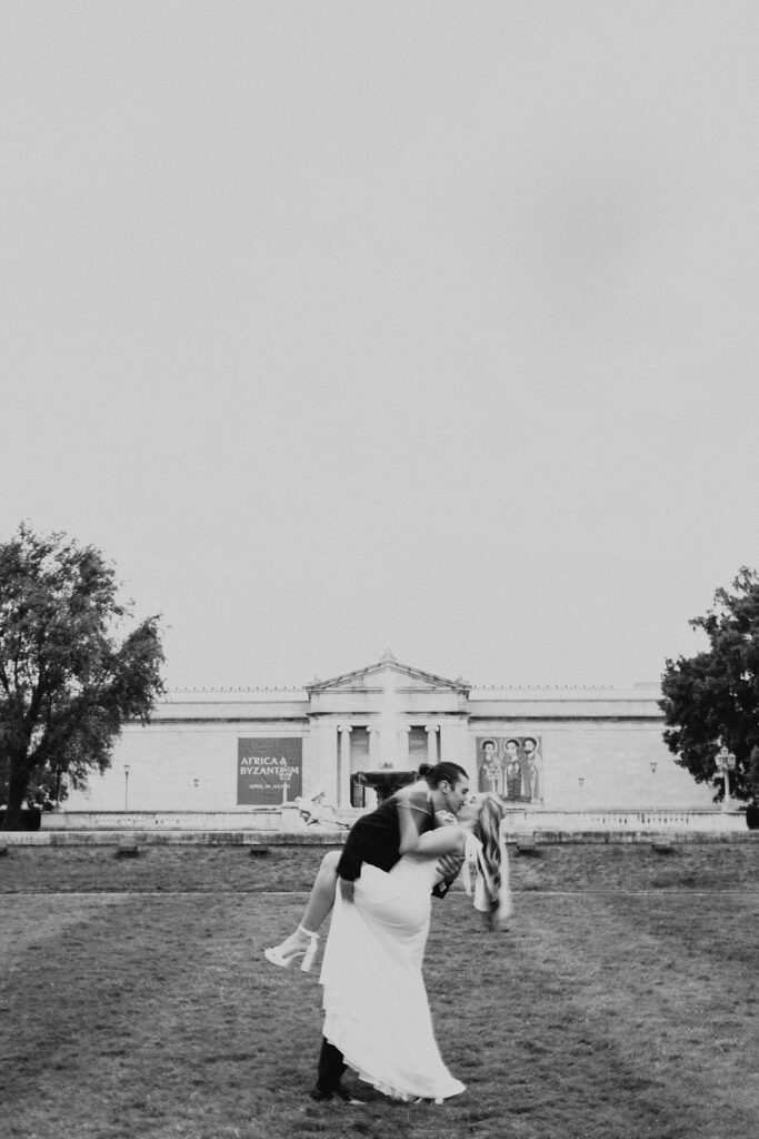 couple pose in front of the Cleveland Museum of Art
