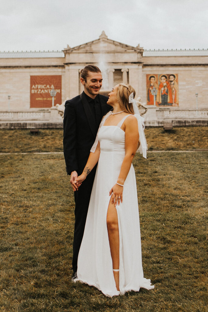 couple pose in front of the Cleveland Museum of Arts