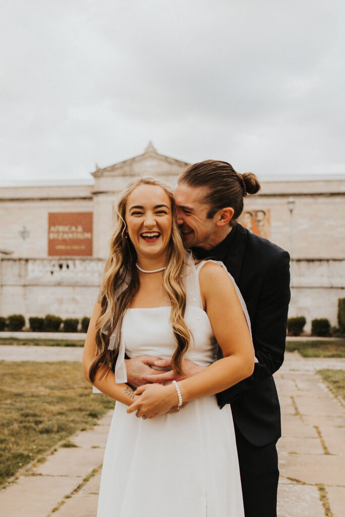 couple poses in front of Cleveland Museum of Art